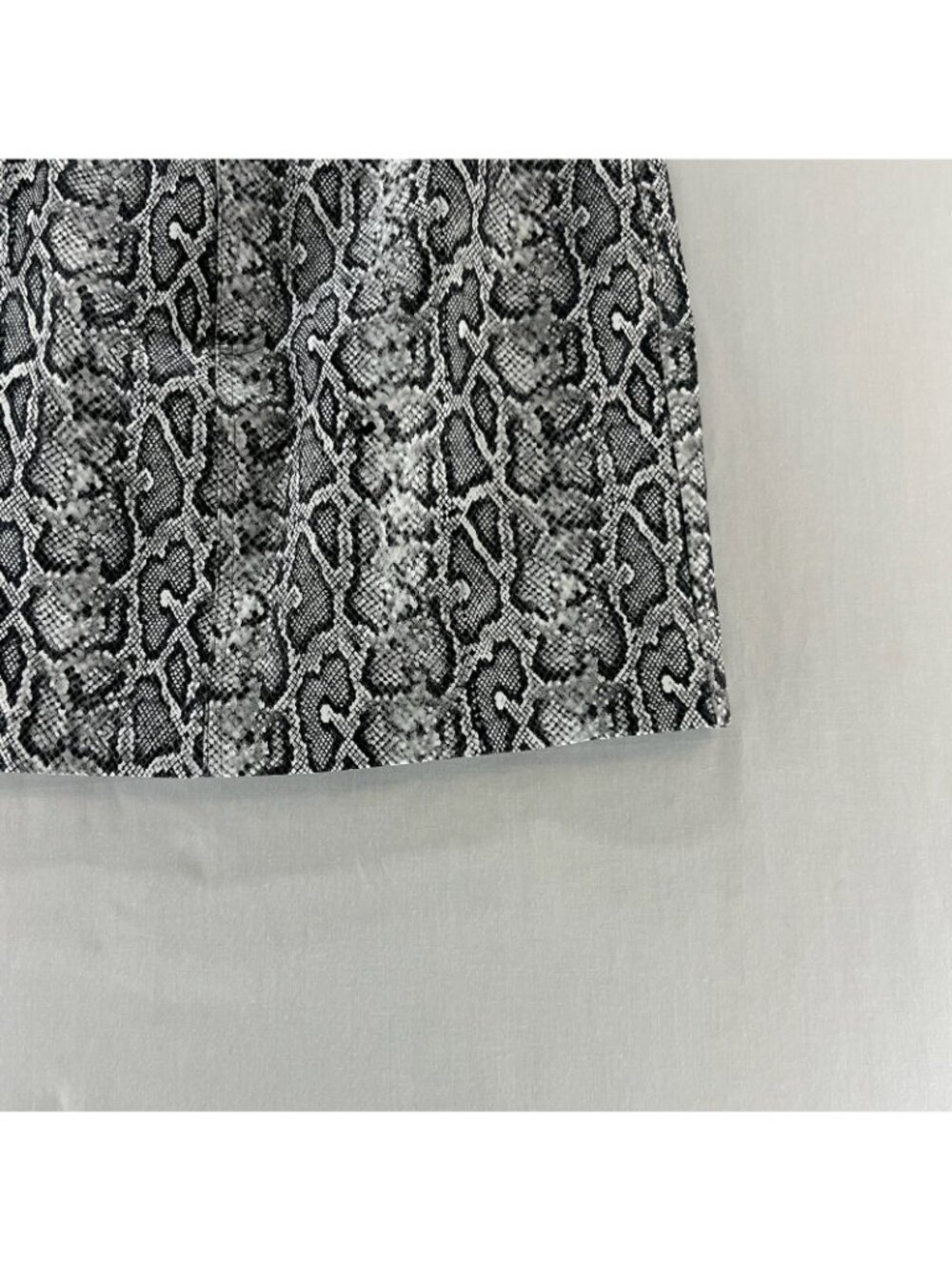 J.ING Faux Leather Snake Print Mini Skirt Size M Lined Zip Fly Pocket Gray Black - Picture 7 of 13
